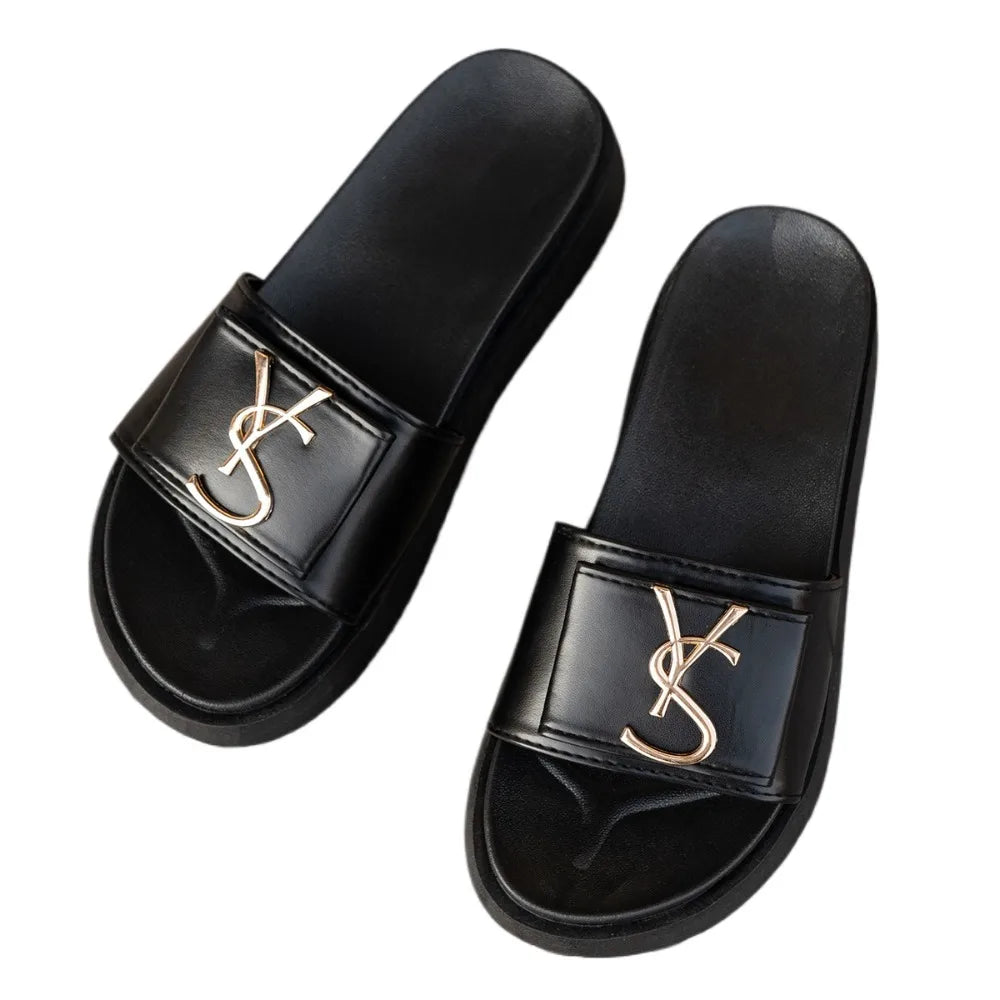 Stylowe klapki damskie z monogramem. Designerska platforma na co dzień