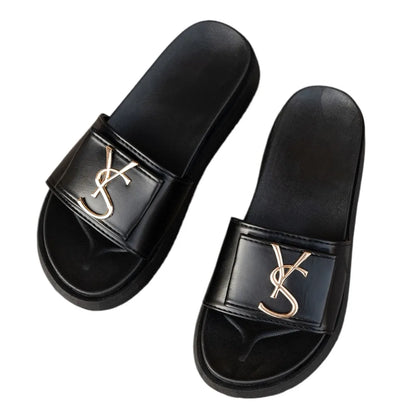 Stylowe klapki damskie z monogramem. Designerska platforma na co dzień